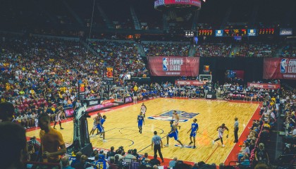 开云体育官网-当法国铁蹄碾过巴斯克山城，布鲁诺，那个改写秩序的外乡人