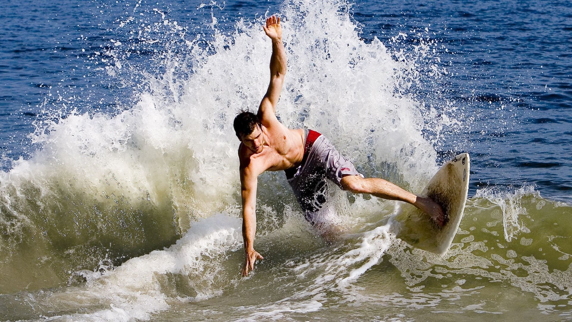 当沉默的雄鹿撞上咆哮的灰熊,伦纳德在寂静中完成终极接管