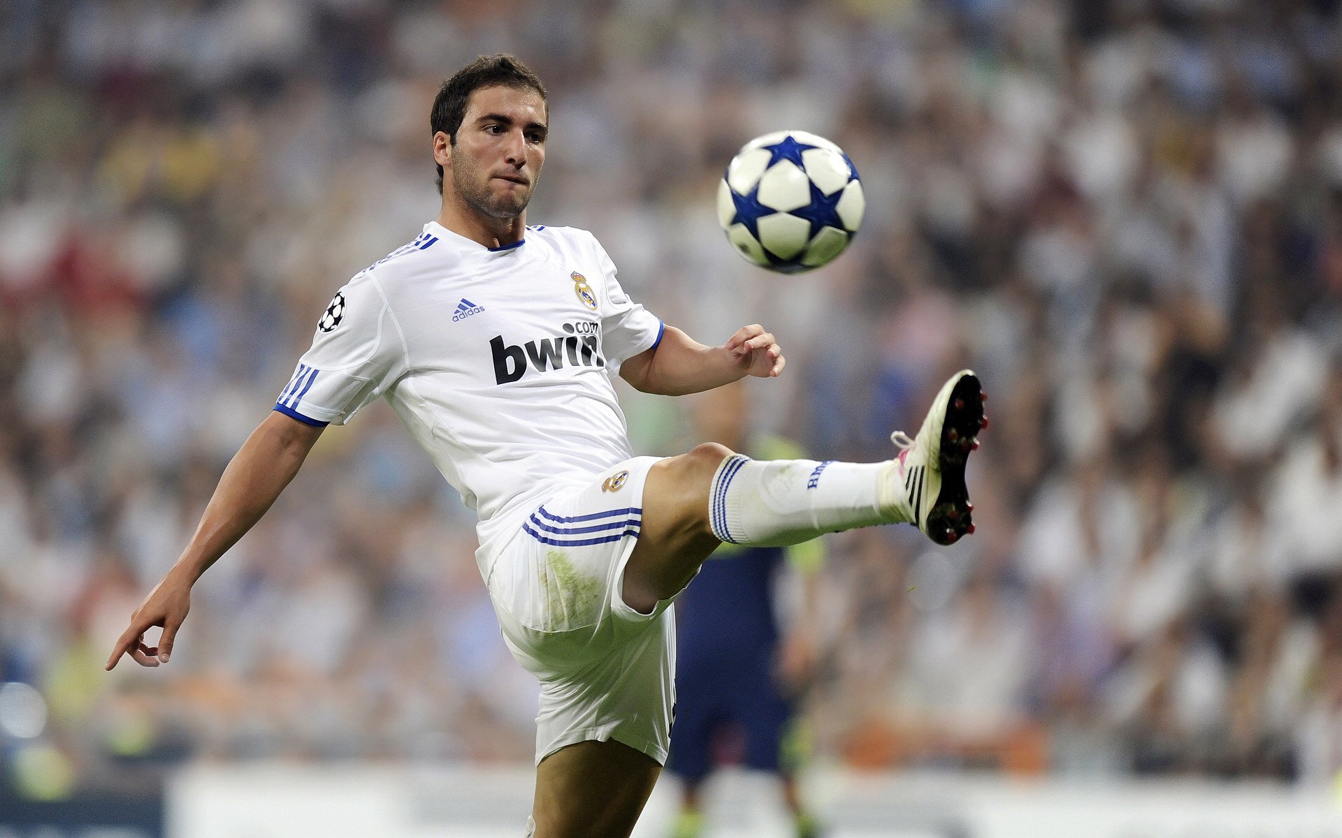 莱比锡红牛全面压制雷恩,恩佐成为关键先生,现代足球的战术革命与个人英雄主义